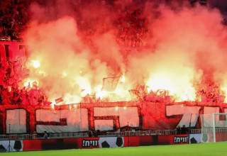 אוהדי הפועל תל אביב הבעירו את היציע בגמר גביע הטוטו (צילום: דני מרון)