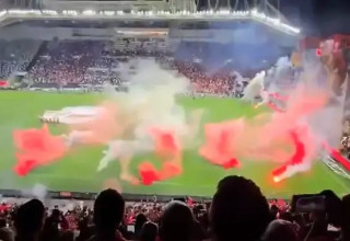 אבוקות נזרקות במשחק הדרבי, בלומפילד (צילום: תיעוד ברשתות חברתיות לפי סעיף 27 א' לחוק זכויות יו)