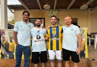 כמה מרגש. גלי וזיו ברמן עם דור פרץ ועידו שחר (צילום: אתר רשמי, מכבי תל אביב)