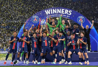 רגע ההנפה ההיסטורי (צילום: GettyImages)