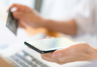 השקעות באפליקציה פיננסית. אילוסטרציה (צילום: Freepik)