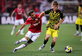 גיא מזרחי, הפועל באר שבע לצד עדי יונה, בית"ר ירושלים (צילום: מאור אלקסלסי)