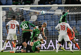 לאו אוסטיגור שחקן גנואה כובש לרשת ססואולו (צילום: GettyImages, Image Photo Agency)