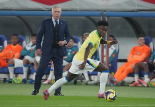 ויניסיוס וקרלו אנצ'לוטי (צילום: Masashi Hara / Contributor)