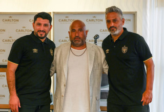 המאמן ברק יצחקי, הבעלים ברק אברמוב, המנהל המקצועי אלמוג כהן במסיבת העיתונאים של בית"ר ירושלים (צילום: דני מרון)