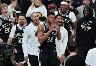 יאניס אנטטוקומפו, אחרי שקלע סל ניצחון במדי מילווקי באקס (צילום: GettyImages)