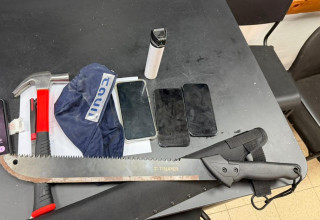 האמל"ח שנתפסו בדירה ביפו (צילום: דוברות המשטרה)