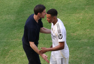 טרנט אלכסנדר ארנולד עם צ'אבי אלונסו (צילום: Sandra Montanez / Staff)