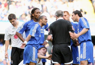 שחקני צ'לסי בעונת 2007/8 בוויכוח עם השופט (צילום: Phil Cole)