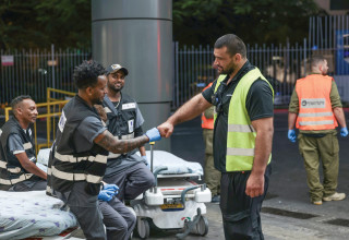 ג'ני ירושלמי, עובד במחלקת השינוע  וארצ׳י וולפמן (צילום: ג'ני ירושלמי, דוברות איכילוב)