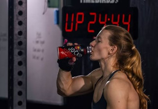 שברה את שיא גינס בעליות מתח בשעה. ג'ייד הנדרסון (צילום: צילום מסך, אינסטגרם)