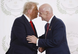 נשיא ארצות הברית דונלד טראמפ עם ג'אני אינפנטינו נשיא פיפ"א במפגש הפסגה בשארם א-שייח' (צילום: GettyImages, YOAN VALAT/POOL/AFP)