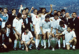 דייגו פוזר עם שחקני מילאן בעבר (צילום: Alessandro Sabattini / Contributor)