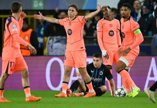 שחקני ברצלונה אובדי עצות מול ברוז' (צילום: NICOLAS TUCAT)