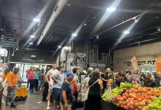 הישראלים נוהרים לקנות אייפון ברשתות השיווק והקניות (צילום: מאיה כהן)