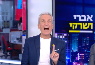 אברי גלעד מגיש בערוץ 12 (צילום: צילום מסך ערוץ 12)