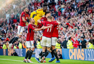 כריסטיאן אריקסן ושחקני יונייטד חוגגים (צילום: Ash Donelon / Contributor)