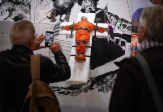 פסל מציאותי להחריד של נשיא ארצות הברית דונלד טראמפ בשווייץ (צילום: AFP)