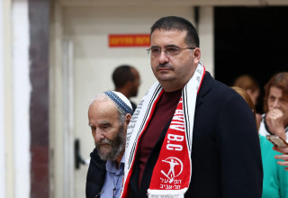 בעלי הפועל תל אביב עופר ינאי (צילום: דני מרון)