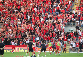 אוהדי הפועל תל אביב (צילום: קובי אליהו)