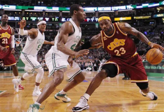 שחקן קליבלנד קאבלירס לברון ג'יימס מול שחקן בוסטון סלטיקס טוני אלן (צילום: רויטרס)