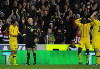 יואב זיו מקבל כרטיס אדום אחרי תקרית הנעל (צילום: GettyImages)