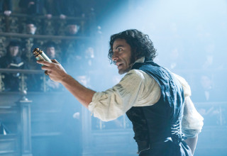 אוסקר אייזק בסרט "פרנקנשטיין" (צילום: נטפליקס)