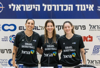 הקפטנית עדן רוטברג, המאמנת שירה העליון, יו"ר הוועדה המקצועית לירון כהן נבחרת ישראל כדורסל נשים (צילום: אתר רשמי, עודד קרני איגוד הכדורסל)