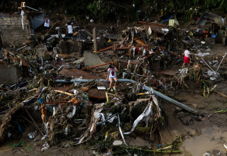 ההרס שזרע טייפון "קלמגי" (צילום: רויטרס)