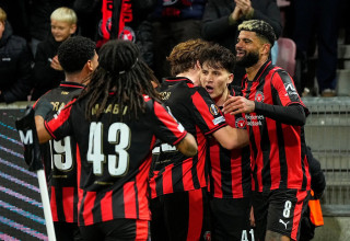 שחקני מיטיולן חוגגים עם מיקל גוגורסה (צילום: רויטרס)