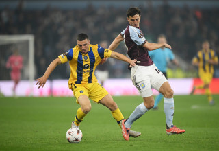 אושר דוידה שחקן מכבי תל אביב לפני פאו טורס שחקן אסטון וילה (צילום: GettyImages, Clive Mason)