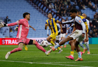 איאן מאטסן שחקן אסטון וילה כובש מול רועי משפתי שוער מכבי תל אביב (צילום: רויטרס)