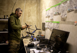 יחידת רחפנים מתכוננת לפריסה בפוקרובסק באוקראינה (צילום: REUTERS/Thomas Peter)