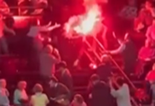 פרו פלסטינים הציתו אבוקות בקונצרט של התזמורת הפילהרמונית בפריז (צילום: רשתות חברתיות, שימוש לפי סעיף 27 א')