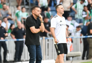 ברק בכר מאמן מכבי חיפה עם עוזרו גיא צרפתי (צילום: ברני ארדוב)