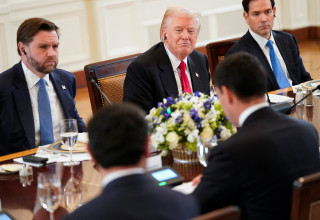 מימין מארקו רוביו לצדו של טראמפ וג'יי די ואנס  (צילום: רויטרס)