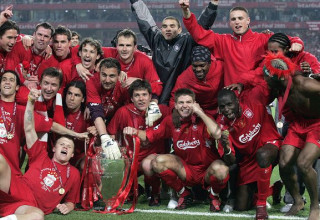 שחקני ליברפול עם גביע ליגת האלופות ב-2005 (צילום: Gettyimages)
