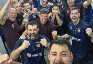 שחקני עירוני רחובות חוגגים (צילום: אתר רשמי, עירוני רחובות)