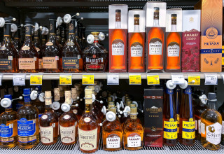 בקבוקי אלכוהול בסופרמרקט בלטביה (צילום: שאטרסטוק)