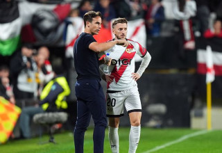 איוון באליו, מגן ראיו וייקאנו לצד מאמנו איניגו פרס (צילום: Gettyimages)