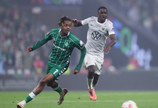 סמואל אמבנגולה שחקן ורדר ברמן לפני סאול קומבדי שחקן וולפסבורג (צילום: GettyImages, Selim Sudheimer)