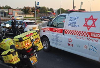 זירת תאונה "פגע וברח" בראשון לציון (צילום: תיעוד מבצעי מד"א)