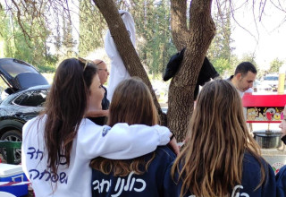 מתוך פעילות עמותת "חמניות" המסייעת ליתומים (צילום: עמותת חמניות)