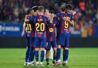 מארק ברנאל ושחקני ברצלונה (צילום: David Ramos / Staff)