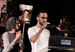 נמרוד כהן נואם בכיכר החטופים (צילום: אבשלום ששוני)