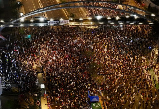 המונים בהפגנה למען הדמוקרטיה בתל אביב (צילום:  אביב אטלס)