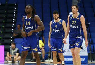 שחקני מכבי תל אביב, טי ג'יי ליף, גור לביא, קליפורד אומורי (צילום: דני מרון)