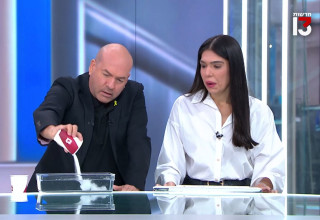 אייל ברקוביץ' ומוריה אסרף עושים את ניסוי הטלפון במי מלח (צילום: צילום מסך רשת 13)