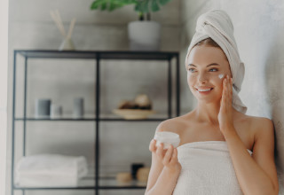 אישה מורחת קרם פנים (צילום: אינגאימג')