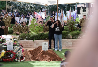 הוריו של איתי חן ז"ל בהלווייתו (צילום: אבשלום ששוני)